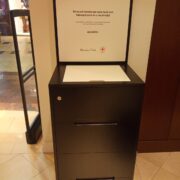Urnă donații haine Massimo Dutti