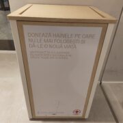 Urnă donații haine Stradivarius